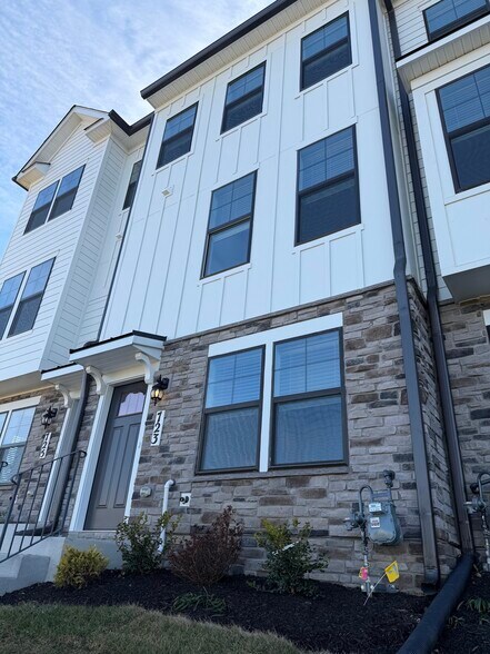 Building Photo - 723 Courier Ln