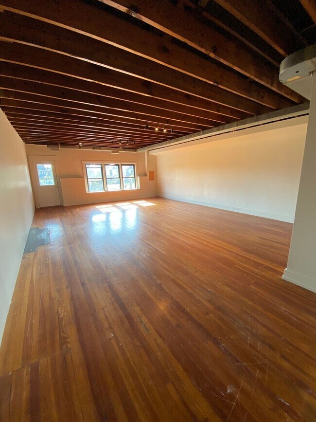 Building Photo - 1117 Broadway