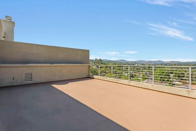 Building Photo - Modern 5-Bedroom Home with Spectacular Vie...