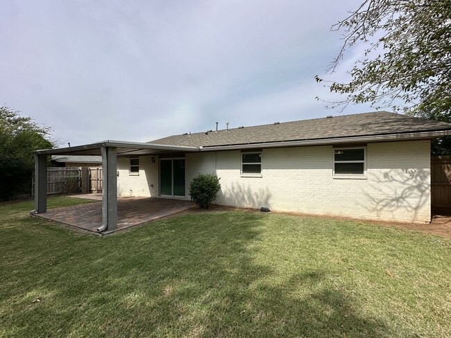 Building Photo - 6130 SW Oakcliff Ave
