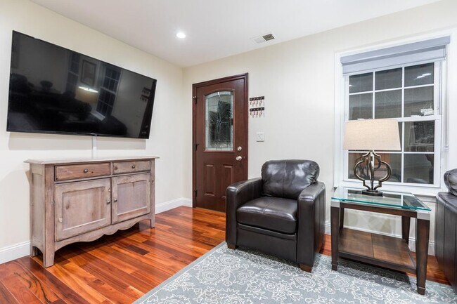 Primary Photo - 366 Monmouth St