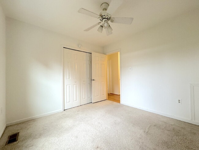 Building Photo - Inviting Townhome with Abundant Space & Co...
