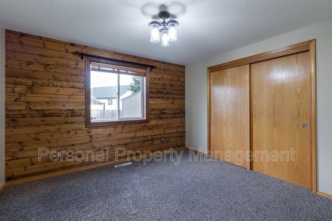 Building Photo - 902 N 15th Ct