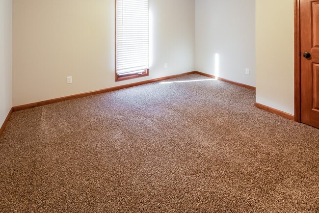Building Photo - 7182 Golden Oaks Loop E