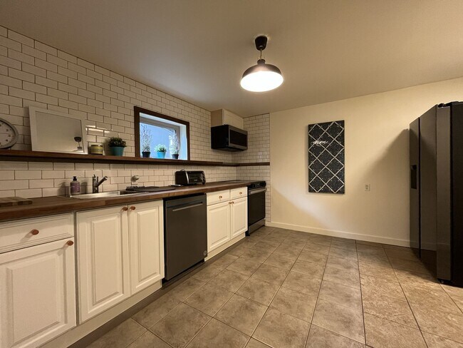 Building Photo - Spacious 1 Bedroom ADU Steps to OHSU with Soaking Tub, Rain Shower, and Treeline Views