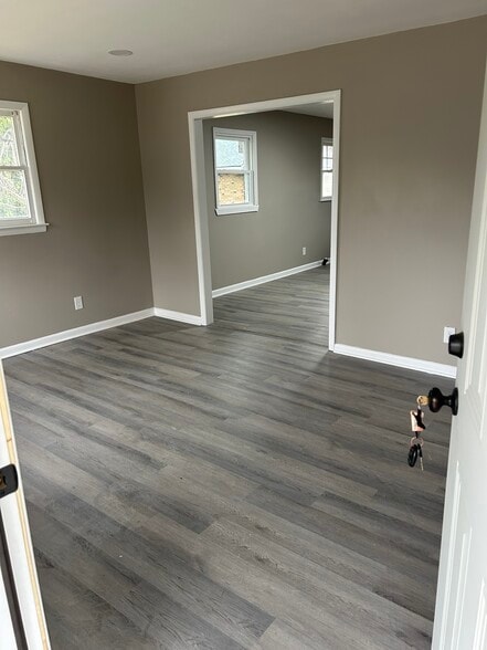 Living Room - 943 Parks Ave