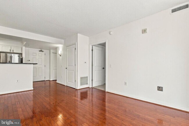 Building Photo - 880 N Pollard St
