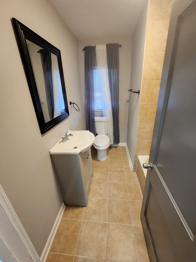 Building Photo - Beatuiful Two Bedroom Town Home