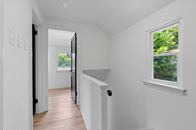 Building Photo - AVAILABLE NOW! RENOVATED 3-BEDROOM!