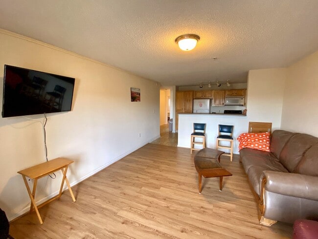 Building Photo - 4 Bedroom Condo in Harts Cove!