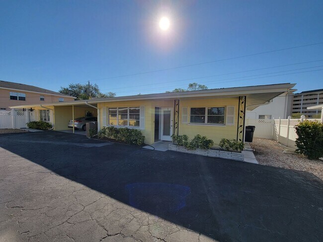 Building Photo - 505 Manatee Ct