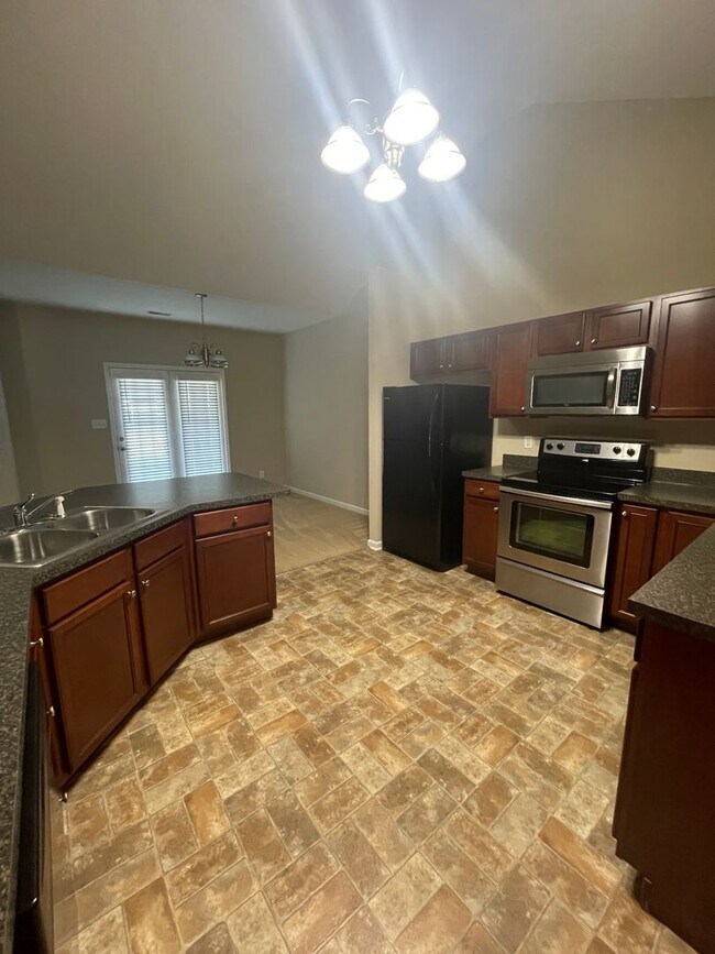 Building Photo - Charming Ranch-Style Townhouse!