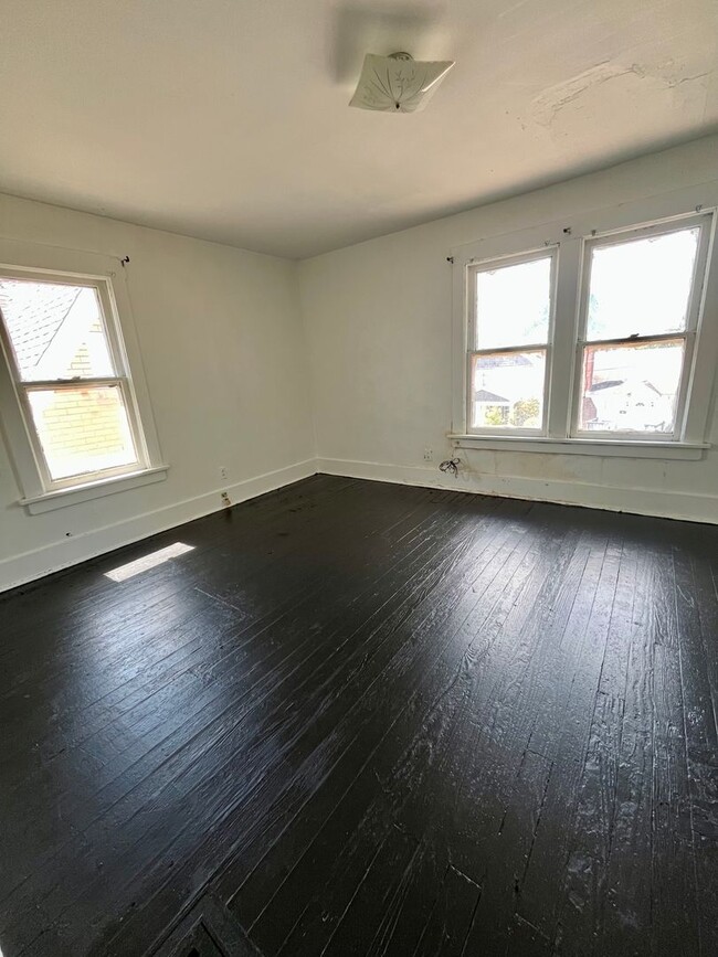 Building Photo - Two Bedroom Home