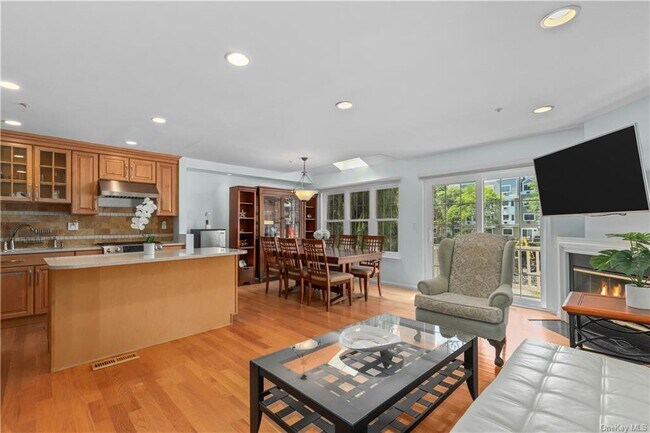 Building Photo - 611 Pondside Dr