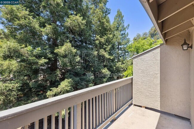 Building Photo - 3847 Vineyard Ave