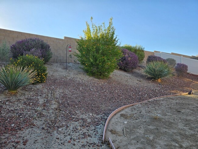 Building Photo - 3 Bedroom 2 Bath located in Mountain View DHS