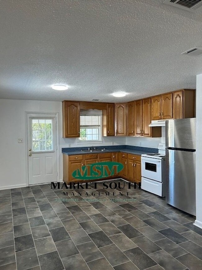 Building Photo - Quaint Westside Cottage