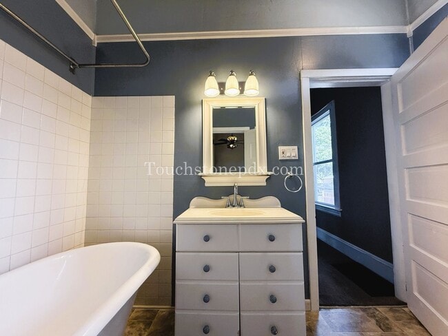 Building Photo - Contemporary 2 BD | 1 BA Home w/ Private B...