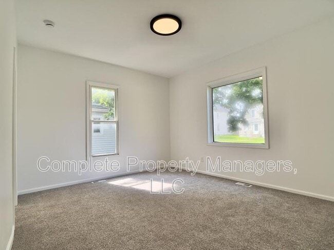 Building Photo - 247 E Fremont St