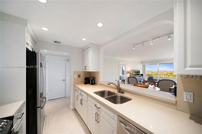 Building Photo - 155 Ocean Ln Dr