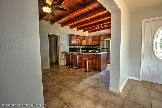 Building Photo - 2175 Lakeview Dr