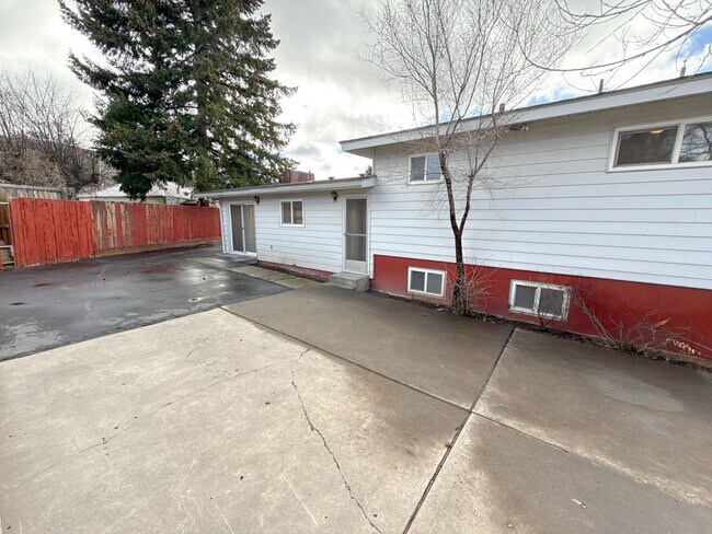 Building Photo - 3 Bedroom, 1.5 Bath House in Pacific Terrace neighborhood