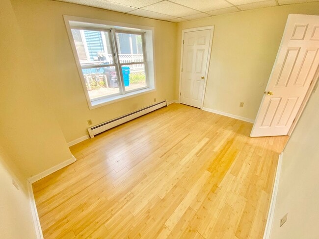 Building Photo - 3 Bedroom in Burlington: LAUNDRY, OFF STREET PARKING, STORAGE, FLEXIBLE LEASE DATES