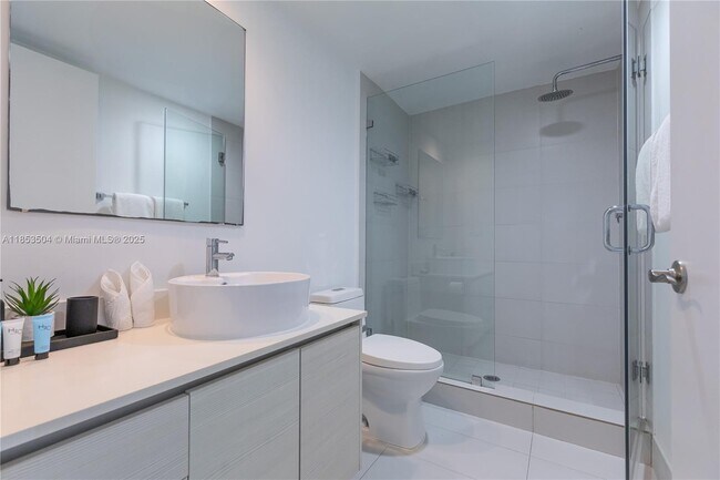 Building Photo - 2600 E Hallandale Beach Blvd