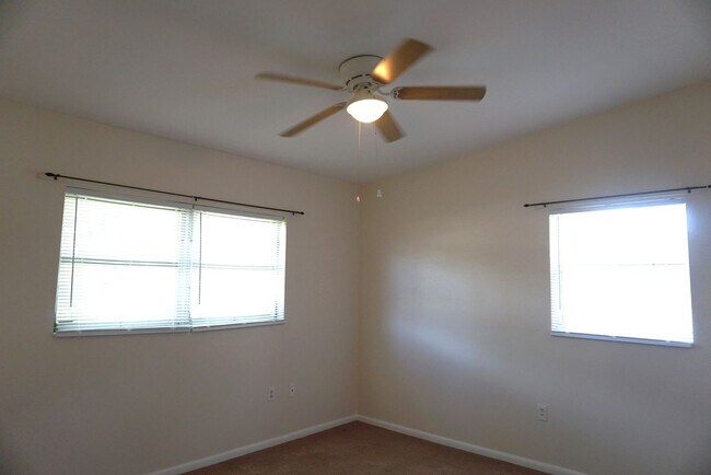 Building Photo - Modest 3 Br/1.5 Bath in Established Neighborhood