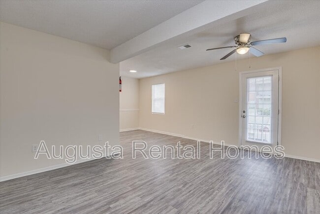 Building Photo - 2571 1/2 Tobacco Road - D