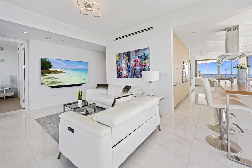 Building Photo - 15701 Collins Ave