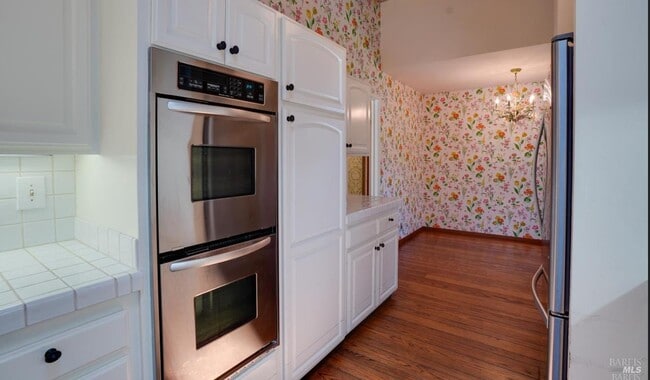Building Photo - 3 Oak Grove Way