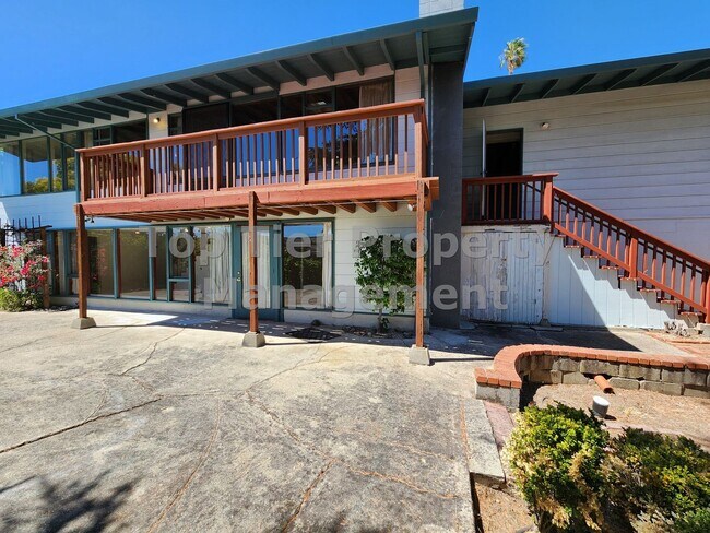 Building Photo - Beautiful 3-bedroom, 2-bathroom home locat...