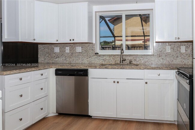 Building Photo - 8320 SW 39th Ct