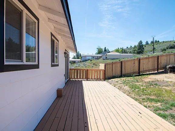 Building Photo - "Charming 5-Bed Sanctuary with Cozy Fireplace on South Rogers Street!"