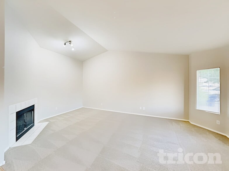 Building Photo - 6604 E Fairbrook St