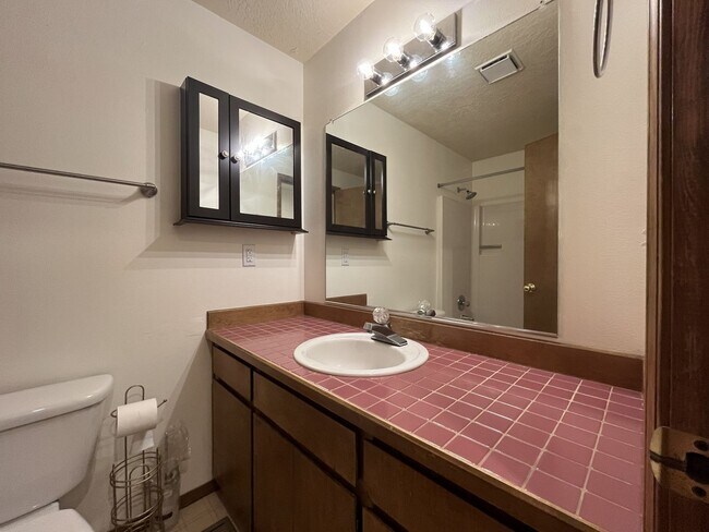 Building Photo - Comfortable Single-Level Living in Southwest Portland with Vaulted Ceilings, Spacious Backyard & ...