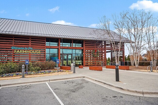 Building Photo - 3BR Like-New End-Unit Townhome – Wendell Falls