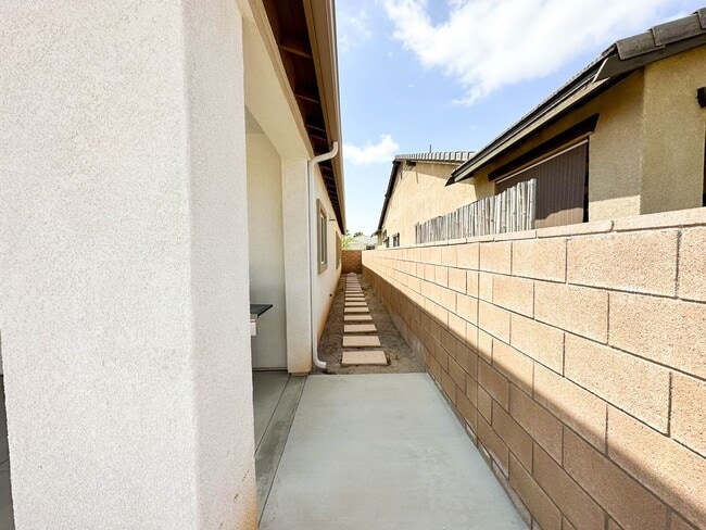Building Photo - COMING SOON! * RARE OPPORTUNITY * SENIOR (55+) ROOM FOR RENT IN PRISTINE GATED COMMUNITY IN MENIFEE!