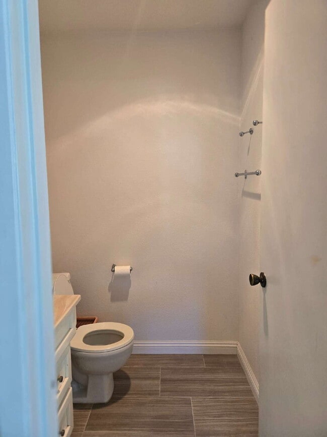Building Photo - Spacious 3-bed, 2-bath condo is located in the heart of UTC, right on the UCSD bus line! It featu...