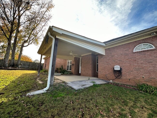 Building Photo - 4 bed 2 bath home with 2 car garage, covered patio, and fenced backyard