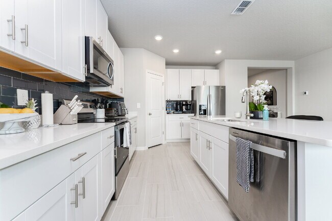 Building Photo - Spacious & Beautifully designed 4 Bedroom/...