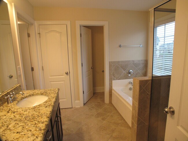 Building Photo - Beautiful move-in ready located in the Mil...