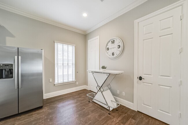 Building Photo - 9660 Fairdale Ln