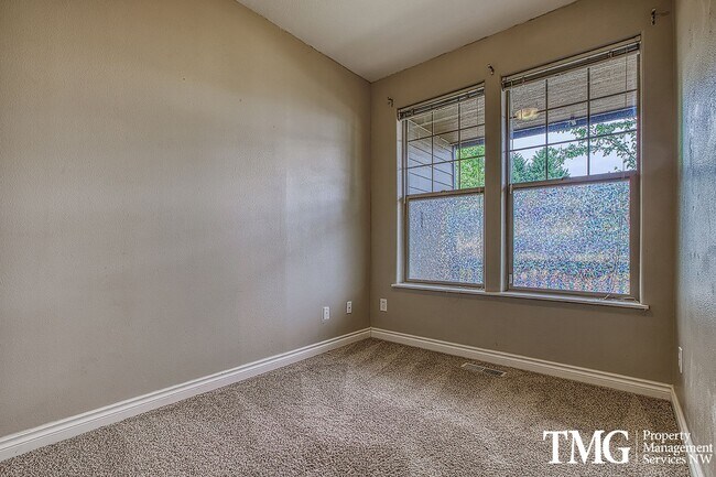 Building Photo - Gorgeous Four Bedroom Townhome in Hillsboro!