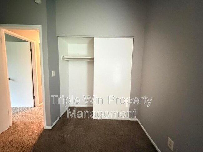 Building Photo - 2450 Jenkee Dr