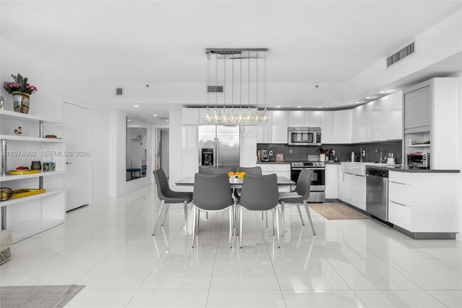 Building Photo - 445 Poinciana Island Dr