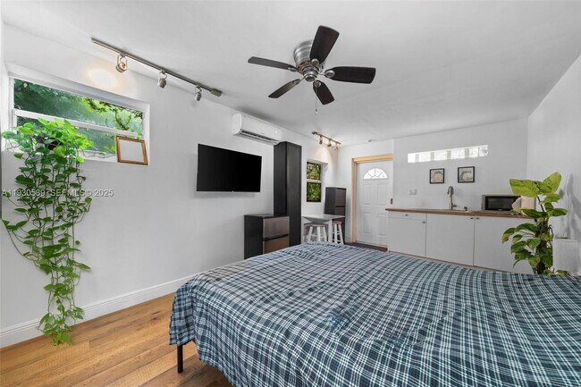 Building Photo - 555 NE 73rd St