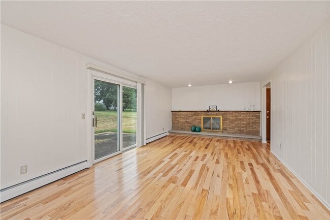 Building Photo - 75 Old Meadow Dr