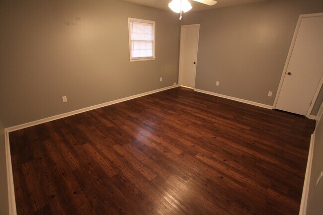 Building Photo - Newly remodeled 3bed/2bath house available...